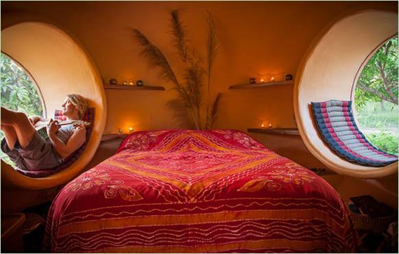 L'intérieur chic d'une maison à dôme en Thaïlande