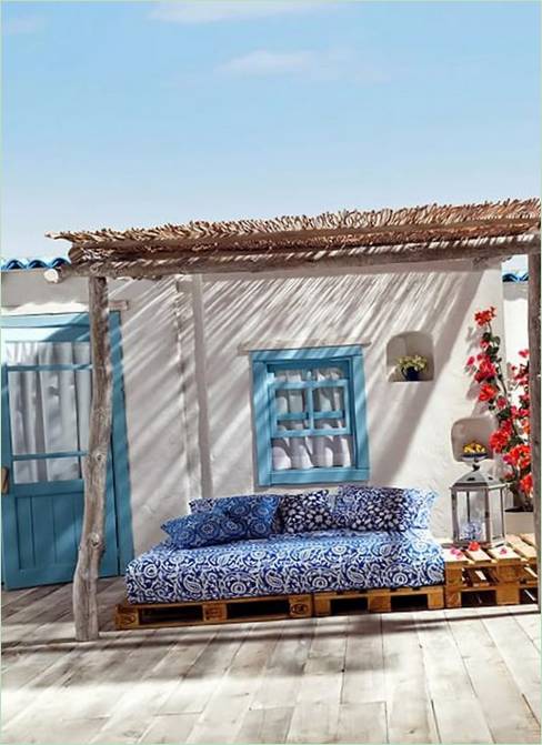 Détente dans le jardin d'une maison en terre cuite en Grèce