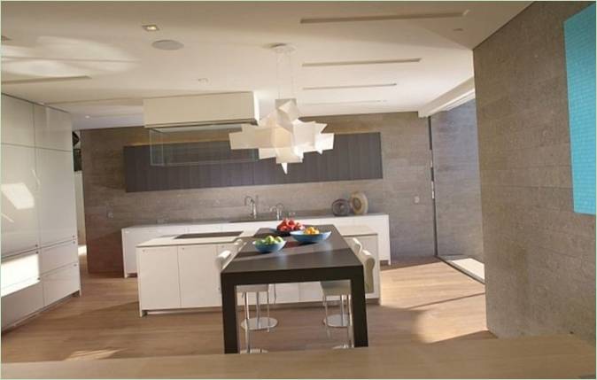 Intérieur de la cuisine d'une villa de luxe en Californie