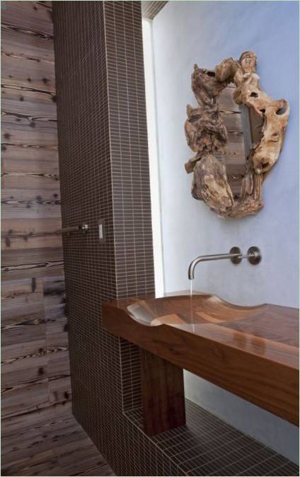 Un miroir dans une écorce en bois dans la salle de bains