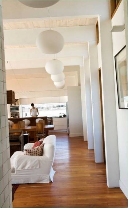 Intérieur de la maison Evill au bord de la baie