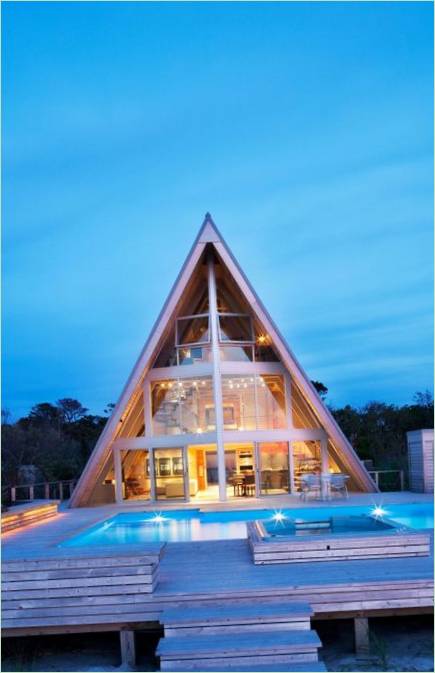 L'extérieur original de la maison de plage à ossature en A