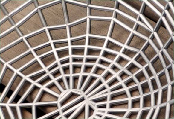 Panier métallique design en forme de toile d'araignée tissée