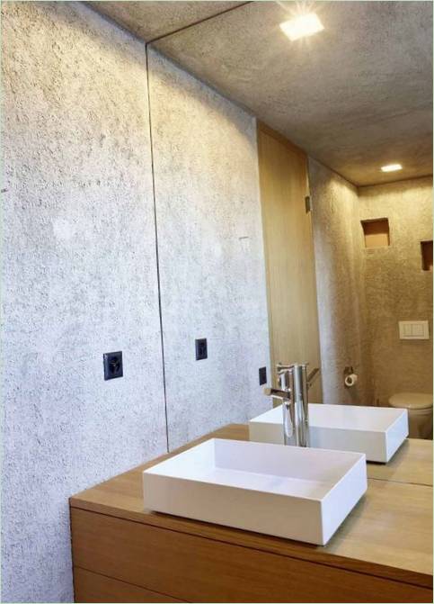 Salle de bain dans la maison en béton