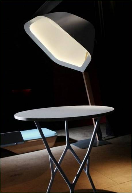 Composition d'objets du quotidien : une lampe de table, une table aux pieds ajourés