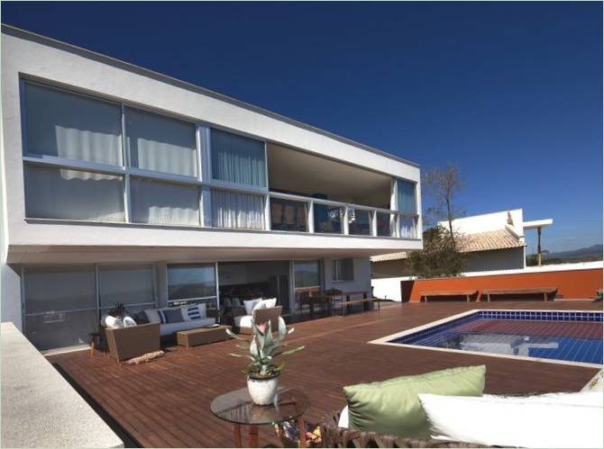Piscine devant la maison par l'architecte David Guerra