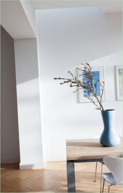 Vase bleu dans un intérieur de maison de style moderne-3