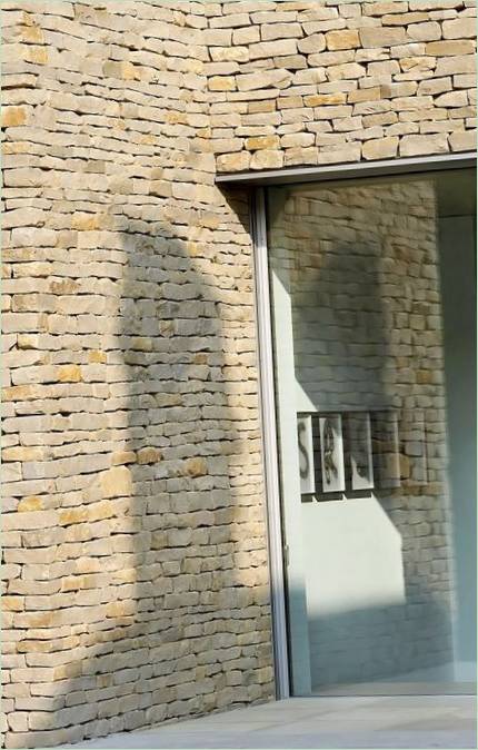 La façade en pierre d'une maison individuelle en Angleterre