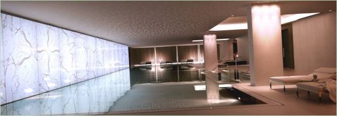 Une piscine intérieure dans une maison exclusive