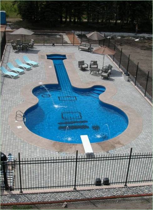 Vue générale d'une piscine à guitare