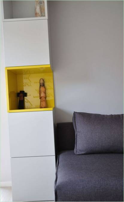 Une niche jaune vif dans l'intérieur de la chambre