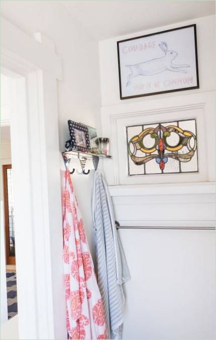 Cottage éclectique et cosy : des tableaux accrochés dans toutes les pièces