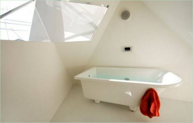 Aménagement d'une salle de bain blanche dans une petite maison de Yasuhiro Yamashita à Tokyo