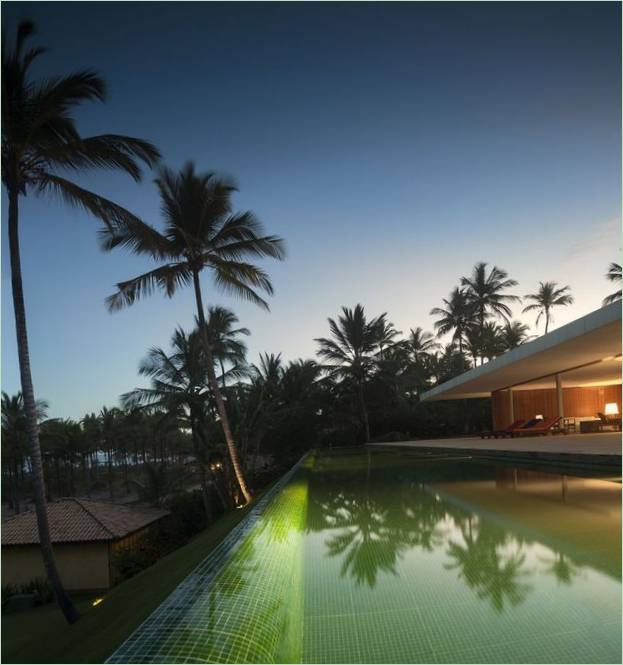 Projet de maison de piscine en cascade de Txai House : illuminer la piscine la nuit