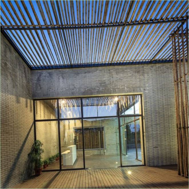 Maison moderne avec cour en bambou