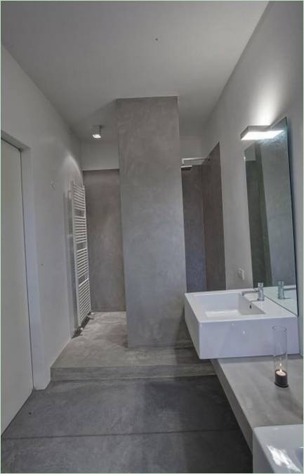 Intérieur de salle de bains gris et beige