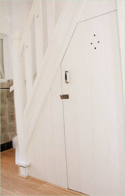 Placard de rangement sous l'escalier