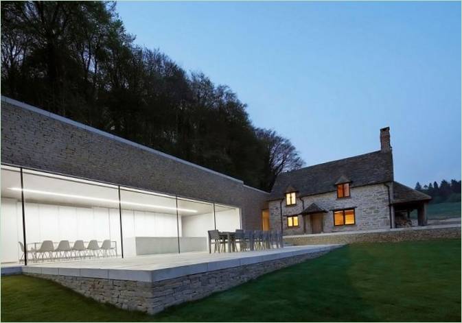 Vue nocturne d'une maison privée en Angleterre