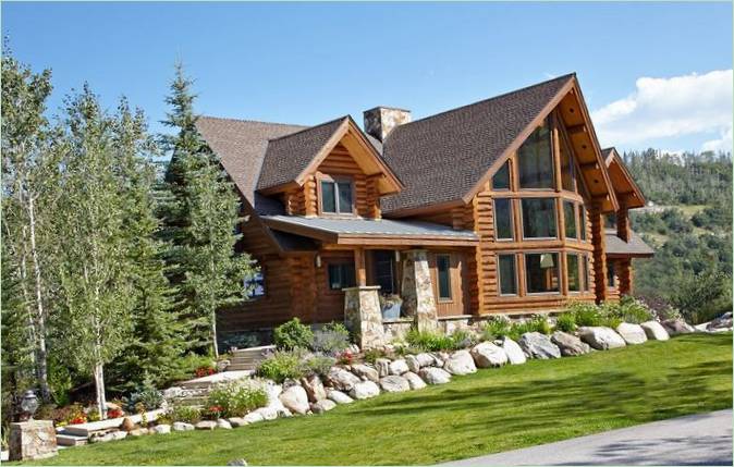 L'extérieur d'une cabane en rondins dans les montagnes du Colorado