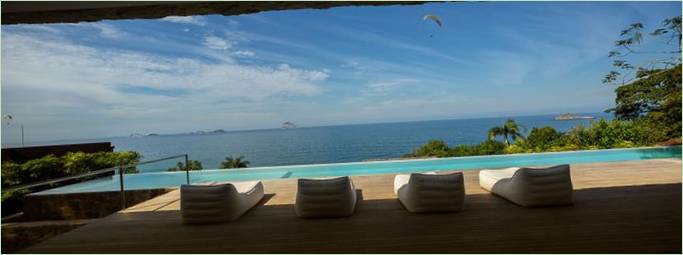 La terrasse au bord de la piscine de la Maison AL à Rio de Janeiro