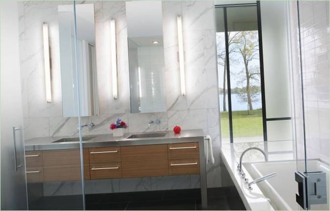 Une salle de bains moderne dans une maison moderne
