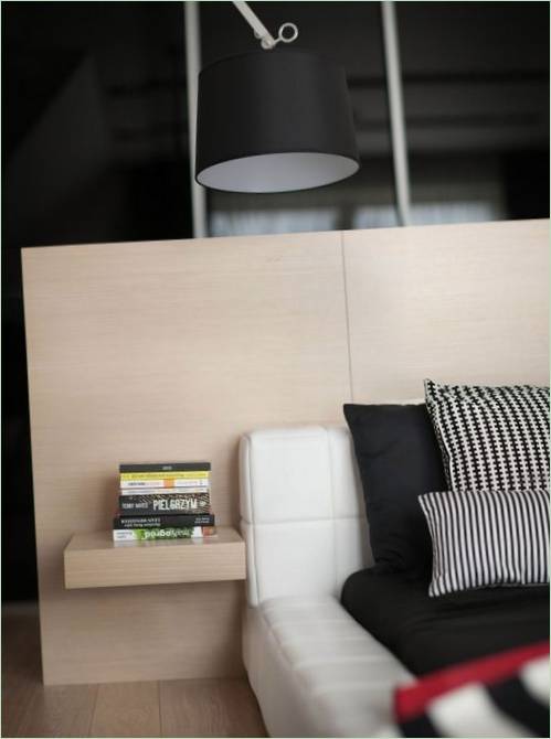 Étagère pratique sur le côté droit du lit