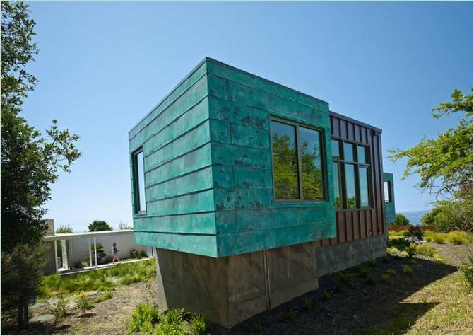 Revêtement des murs d'une maison de campagne avec des panneaux de cuivre