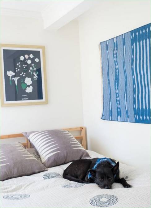 Cottage cosy et éclectique : imprimé au-dessus du lit