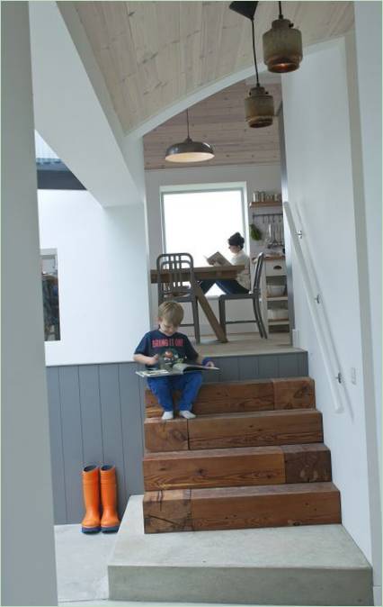 Escalier en bois menant à la salle à manger