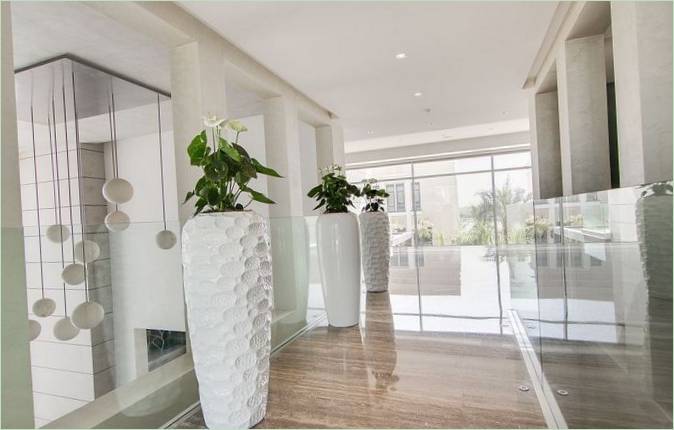 Villa conçue par Nikki B Signature Interiors à Dubaï - vases de sol blancs comme neige
