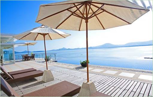 Terrasse ouverte avec vue sur la mer