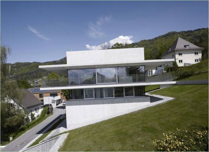 Aménagement intérieur d'une maison au bord du lac par Marte Architekten en Autriche