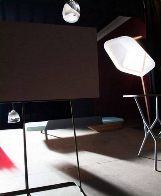 Réaliser une composition d'objets du quotidien : lampe de table, lampes à suspension, table ajourée, canapé et bureau en bois