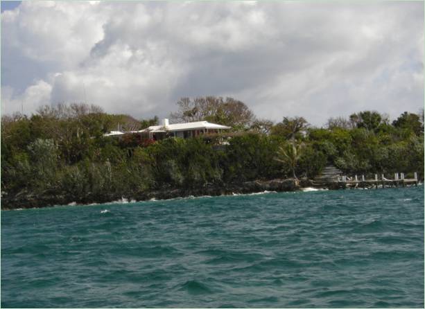 Extérieur du chalet d'une île tropicale