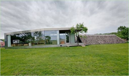 L'extérieur d'une villa de l'Hélice Z avec des murs en verre