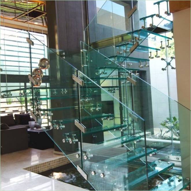 Une piscine sous les escaliers