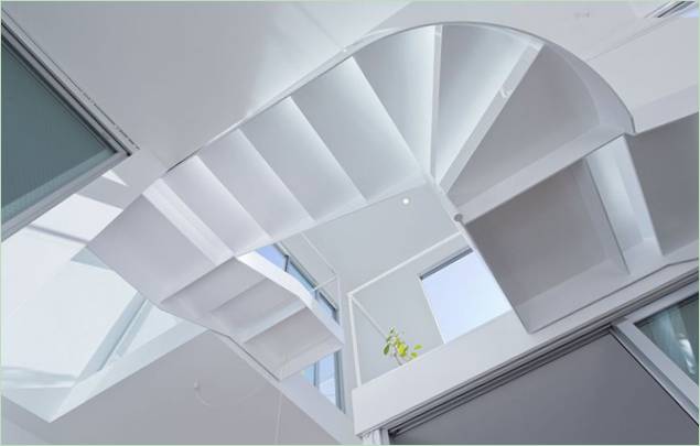 L'escalier blanc dans un style contemporain