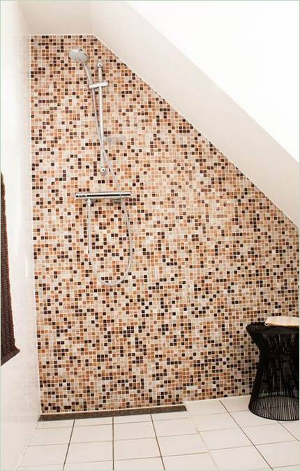 Décorer les murs d'une pièce avec des carreaux de mosaïque