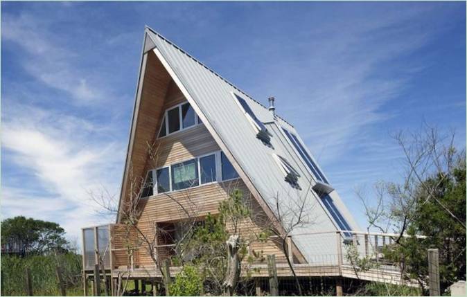 L'extérieur original de la maison de plage à ossature en A