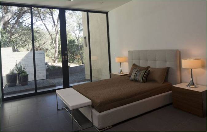 Aménagement intérieur d'une chambre avec accès à une terrasse