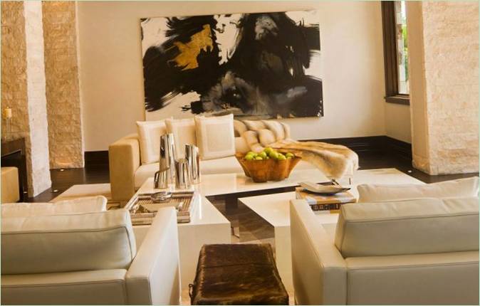 Peinture abstraite dans l'intérieur du salon