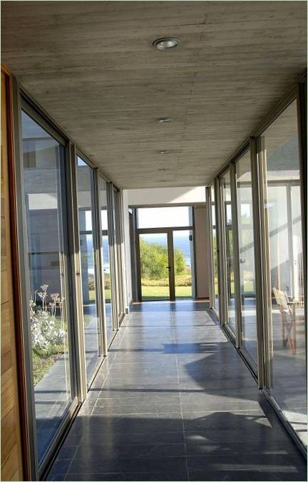 Détails intérieurs : portes coulissantes en verre