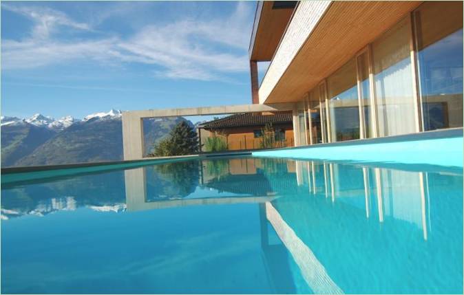 Piscine dans le parc du manoir