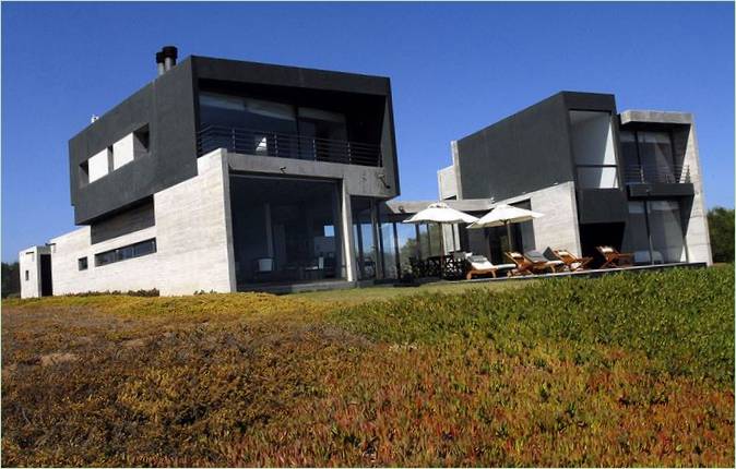 Architecture de la maison Rabanua : blocs blancs et noirs contrastés