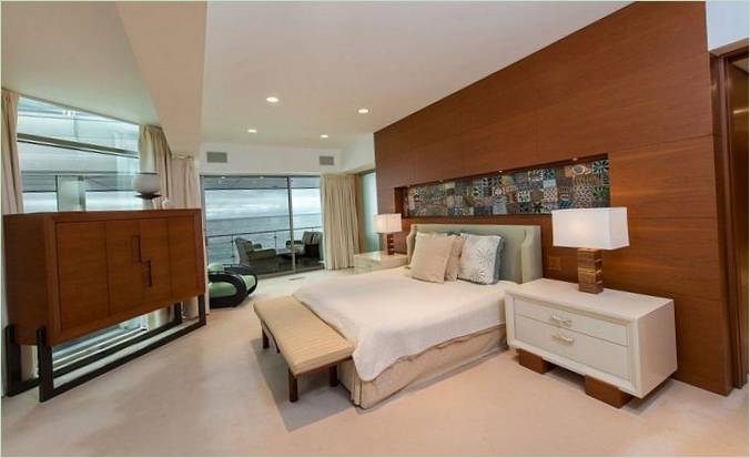 Design luxueux de la chambre à coucher spacieuse avec fenêtres panoramiques