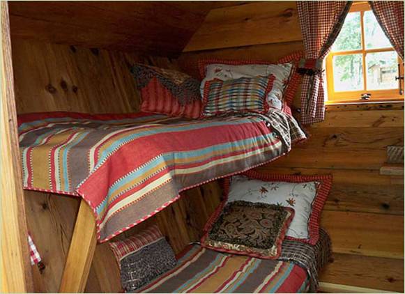 2 lits superposés dans une maison rustique