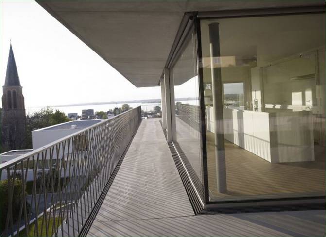 Aménagement intérieur d'une maison au bord du lac par Marte Architekten en Autriche
