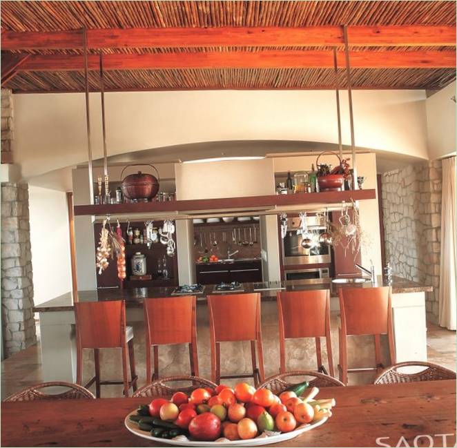 Aménagement intérieur de cuisine avec coin repas