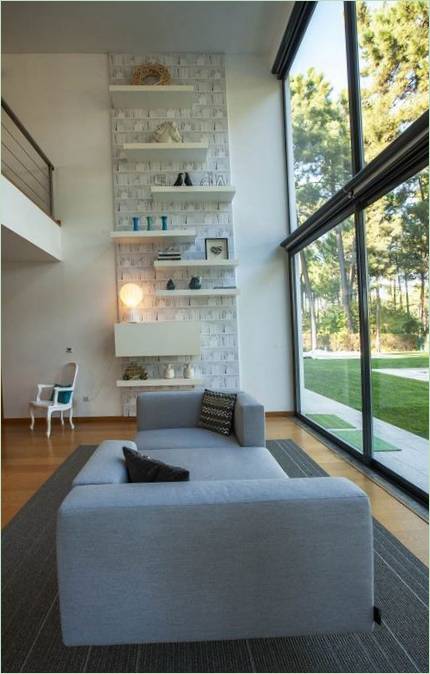 Maison Aroeira : aménagement intérieur de la maison familiale