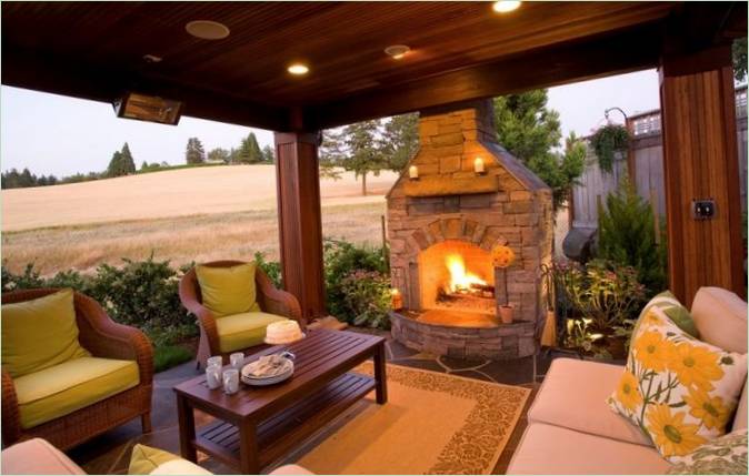 Un endroit confortable pour se détendre au coin du feu dans votre jardin